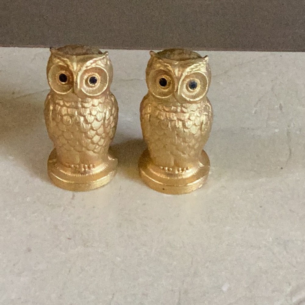 Tancraft vintage gold plated metal owl salt & pepper shaker set. Black eyes
